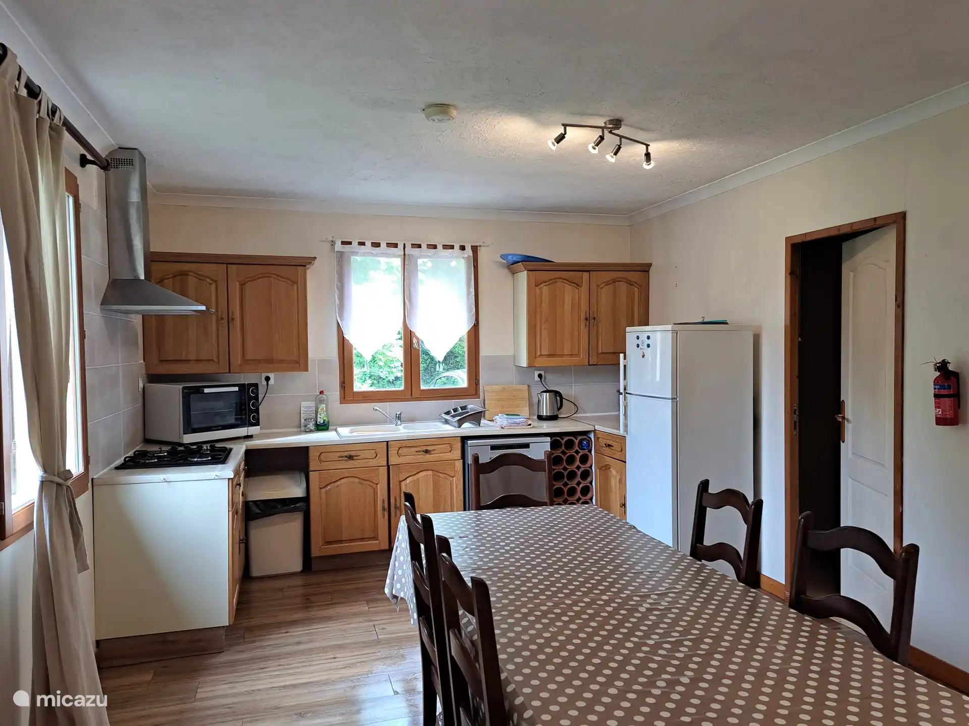 offene, voll ausgestattete Küche / Essbereich