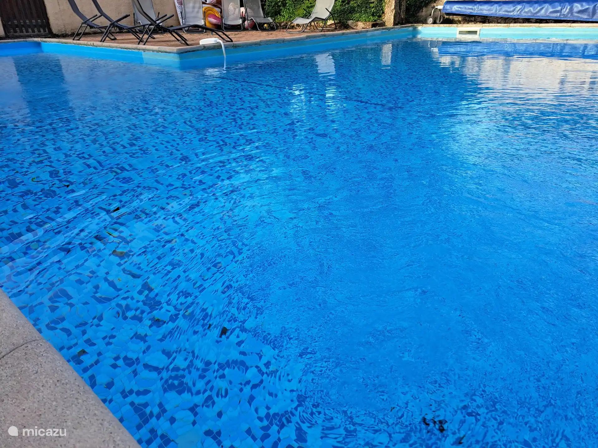 Sie haben die volle Nutzung des Gemeinschaftspools, der von den fünf Häusern geteilt wird