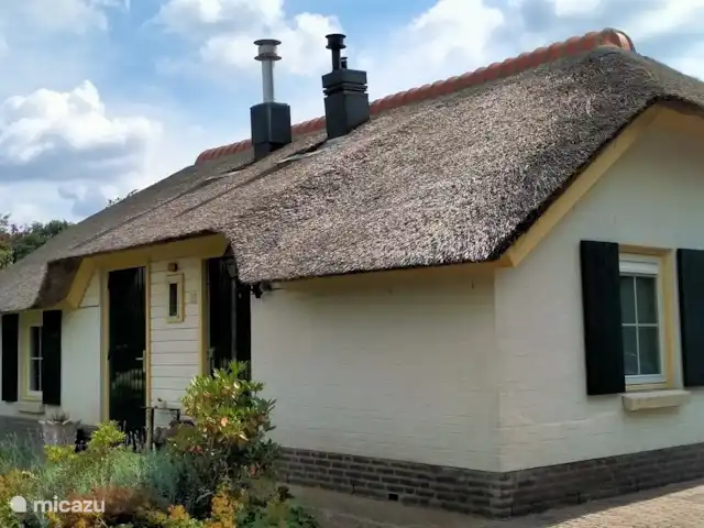 bungaló en Países Bajos, Güeldres, Putten – El lugar de Veluwe Frente de la casa de campo junto a la casa de campo Oportunidad de aparcar su coche