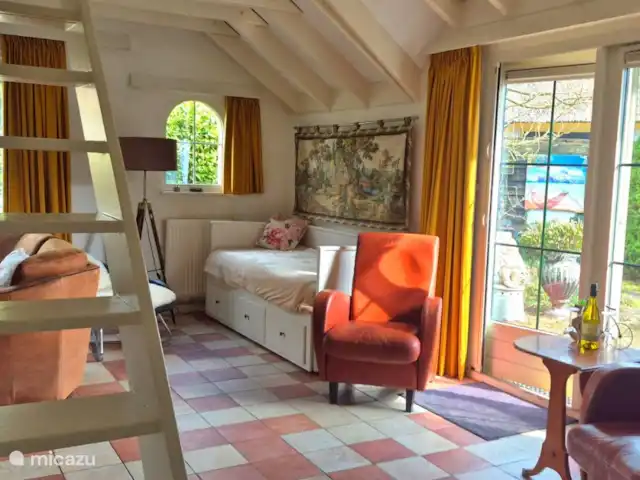 bungaló en Países Bajos, Güeldres, Putten – El lugar de Veluwe Una encantadora sala de estar con puertas de patio con mosquiteras, para disfrutar de los primeros rayos de sol en la casa y relajarse.