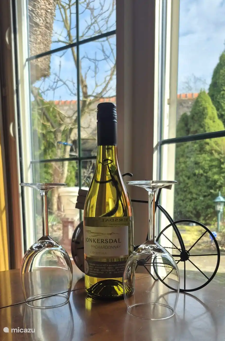Upon arrival, a welcome delicious wine will be waiting for you to enjoy together.