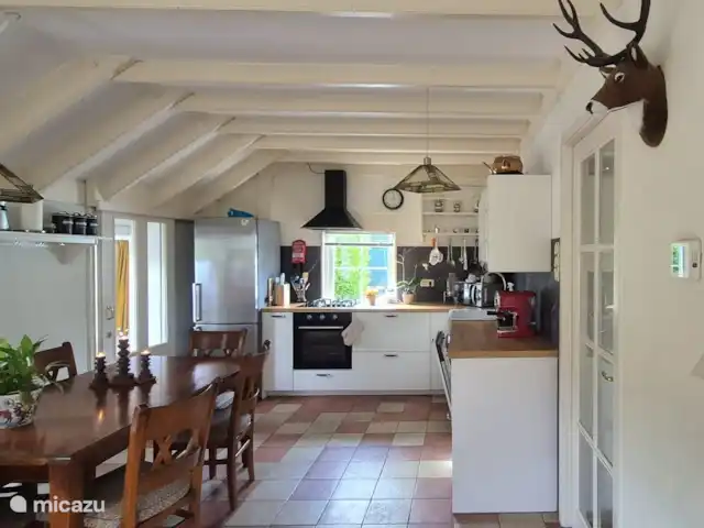bungaló en Países Bajos, Güeldres, Putten – El lugar de Veluwe Una cocina muy espaciosa, con una gran nevera y congelador, horno, quemadores de gas, microondas, cafetera espresso y hervidor de agua.
