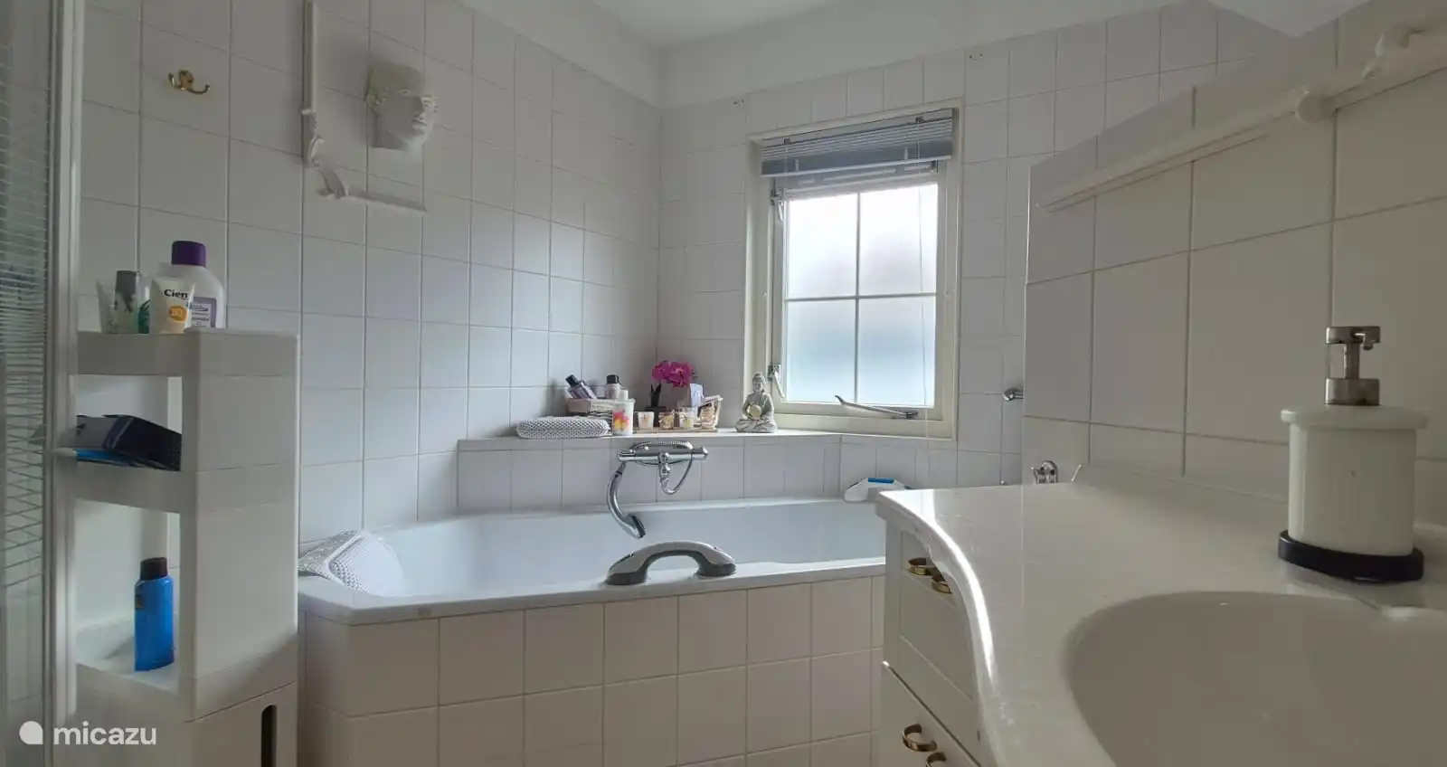 spacious bath where you can relax