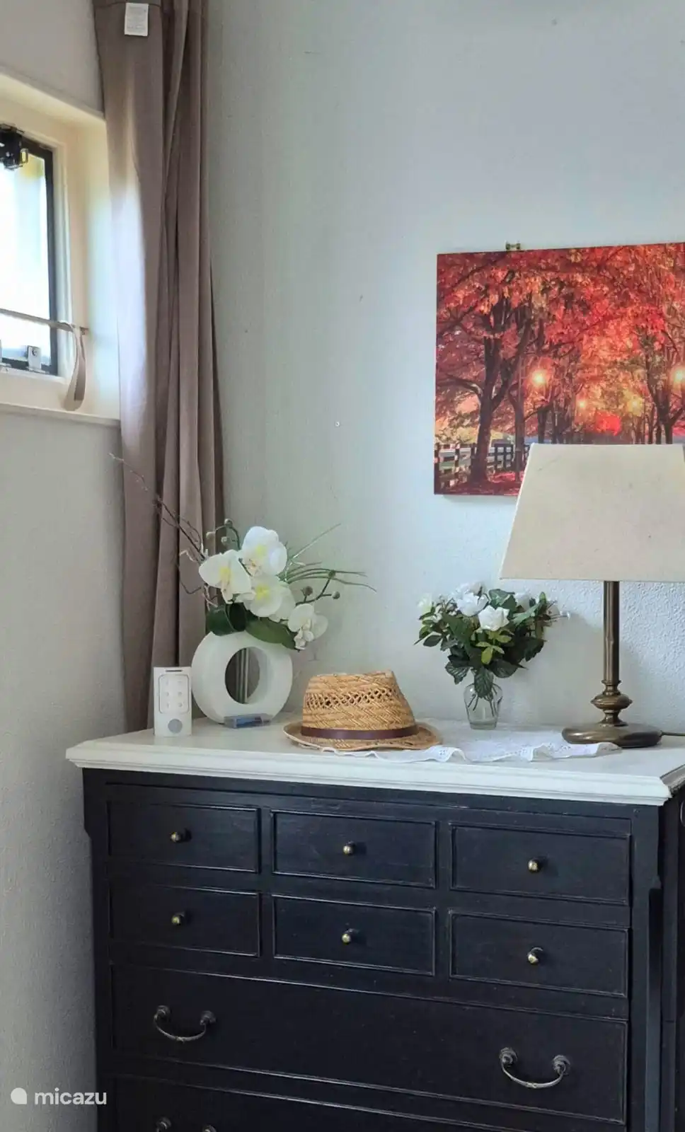 You enter this spacious hall, then on your right you immediately get a spacious bathroom.