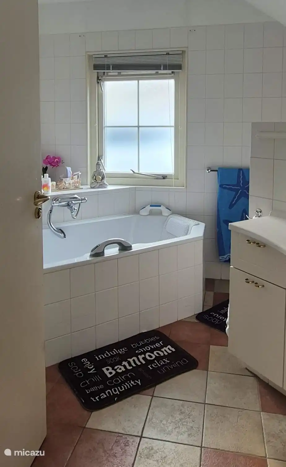 Spacious bathroom not completely updated, but very comfortable, with a spacious bath, separate shower, toilet and spacious sink, with ample storage space for your personal belongings.