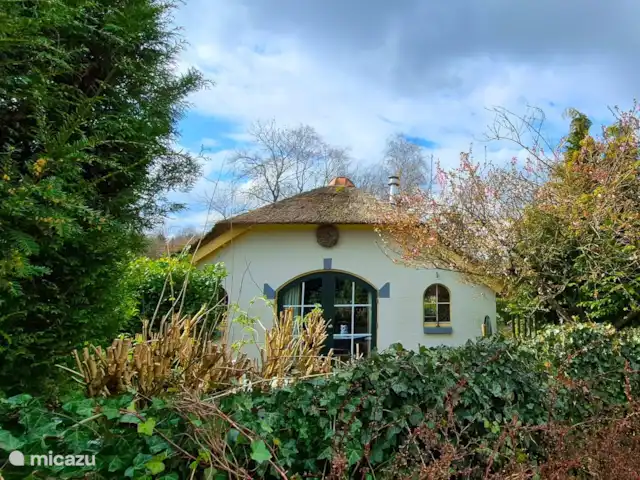 bungaló en Países Bajos, Güeldres, Putten – El lugar de Veluwe Un amplio jardín rodea la casa, con varias zonas de descanso