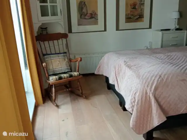 bungaló en Países Bajos, Güeldres, Putten – El lugar de Veluwe Amplio dormitorio con somier ajustable y, por supuesto, un televisor disponible.