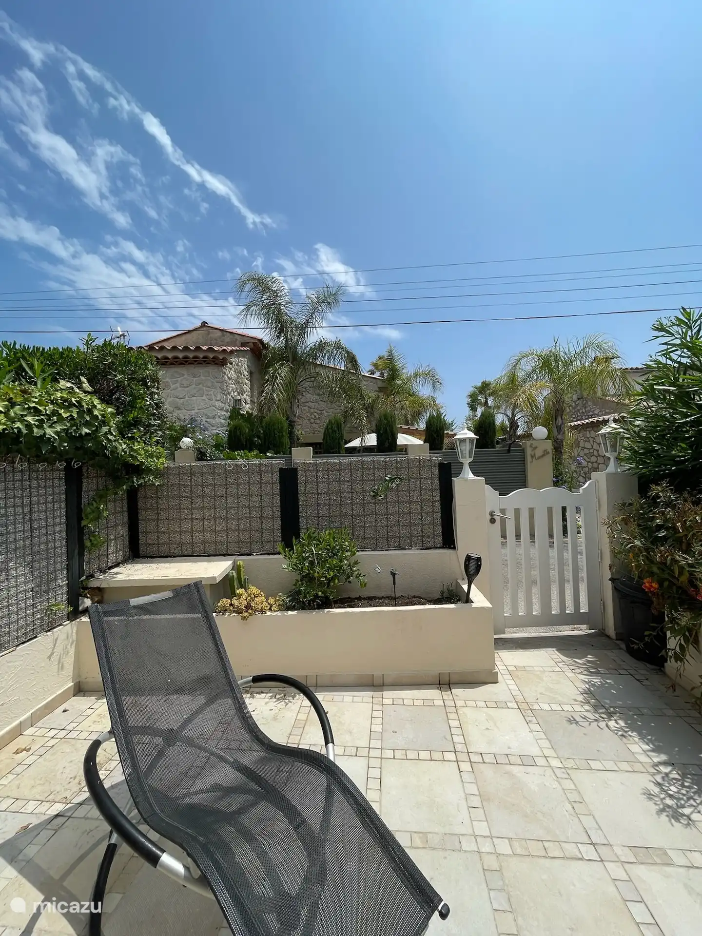 tuinhek met uitzicht vanuit de tuin en 'zonneterras' (deel van het terras is in de zon)