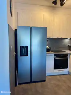 Grote Amerikaanse koelkast, met ijsmachine en groot vriesdeel.