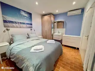 Grote slaapkamer met wastafel