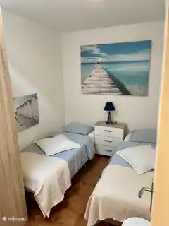 Tweede slaapkamer met daarin 2 losse bedden, een airconditioning en grote kast en dakraam.