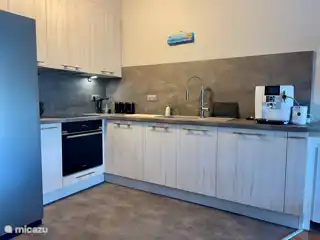 De open keuken met wasmachine en afwasmachine.