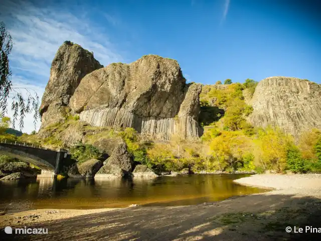 Location de Vacances France, Haute-Loire, Bellevue-la-Montagne, appartement - Le Pinatou Nagez dans la rivière Allier et admirez cette formation de lave.
