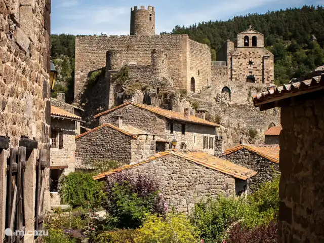 Location de Vacances France, Haute-Loire, Bellevue-la-Montagne, appartement - Le Pinatou Le beau vieux village de Chalençon