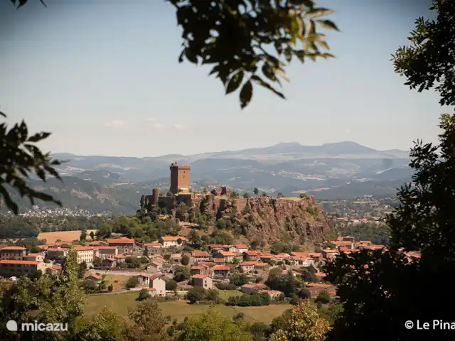 Location de Vacances France, Haute-Loire, Bellevue-la-Montagne, appartement - Le Pinatou La forteresse de Polignac avec sa légende