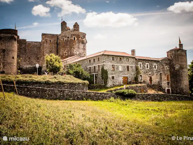 Location de Vacances France, Haute-Loire, Bellevue-la-Montagne, appartement - Le Pinatou Le château de Saint-Vidal