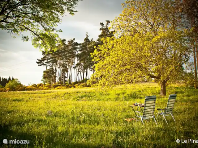 Location de Vacances France, Haute-Loire, Bellevue-la-Montagne, appartement - Le Pinatou Détendez-vous dans le jardin.