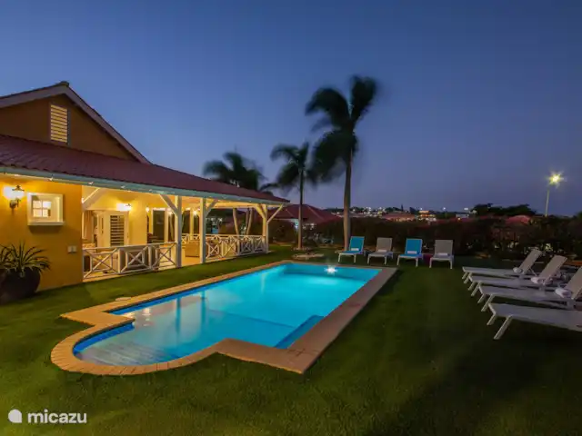 Villa Sonrisa huren in Curaçao, Banda Ariba (oost), Jan Thiel - villa Pool and house by night