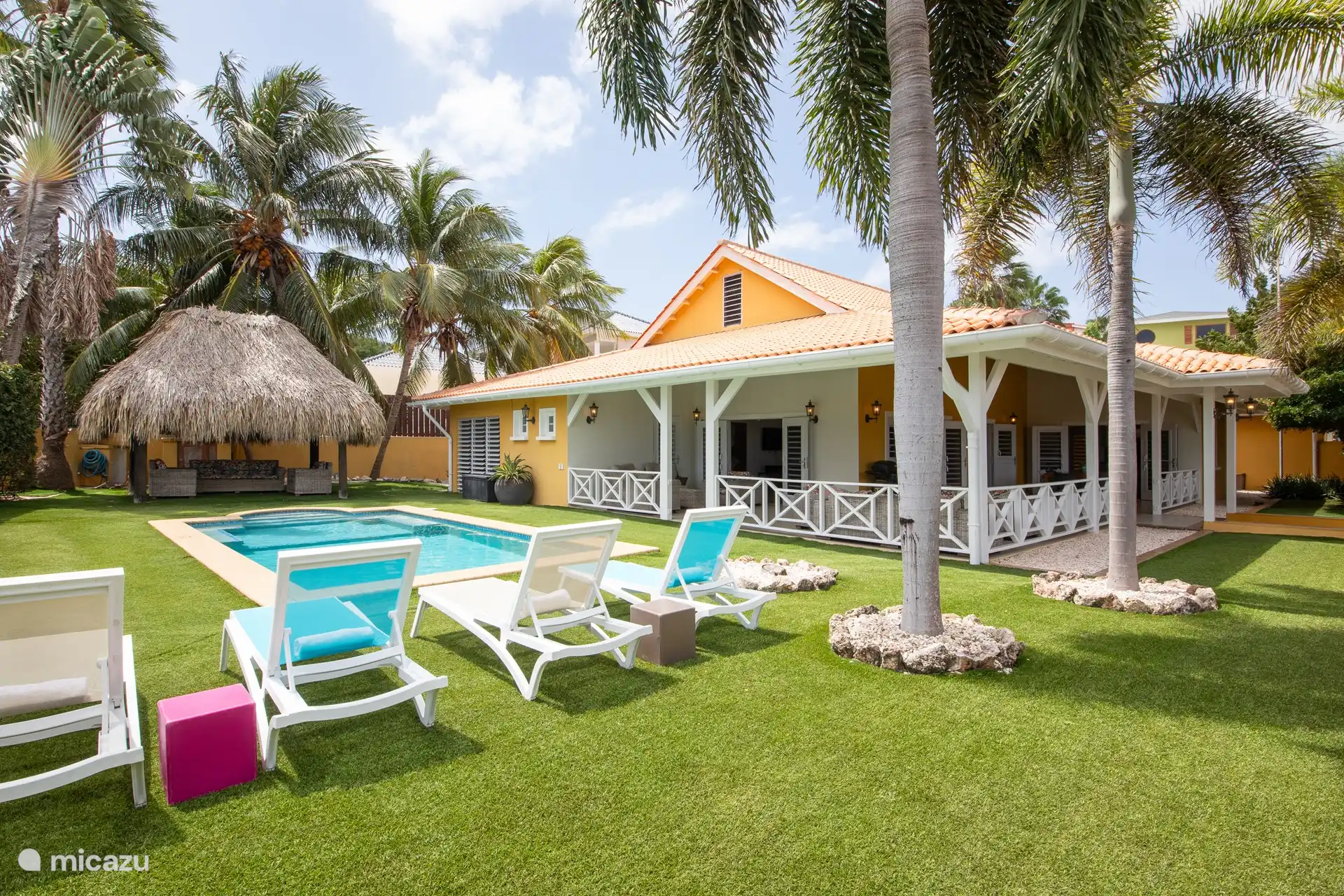 Buiten en heerlijk zwembad