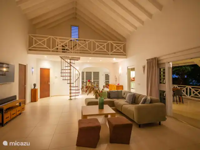 Villa Sonrisa huren in Curaçao, Banda Ariba (oost), Jan Thiel - villa Woonkamer by night
