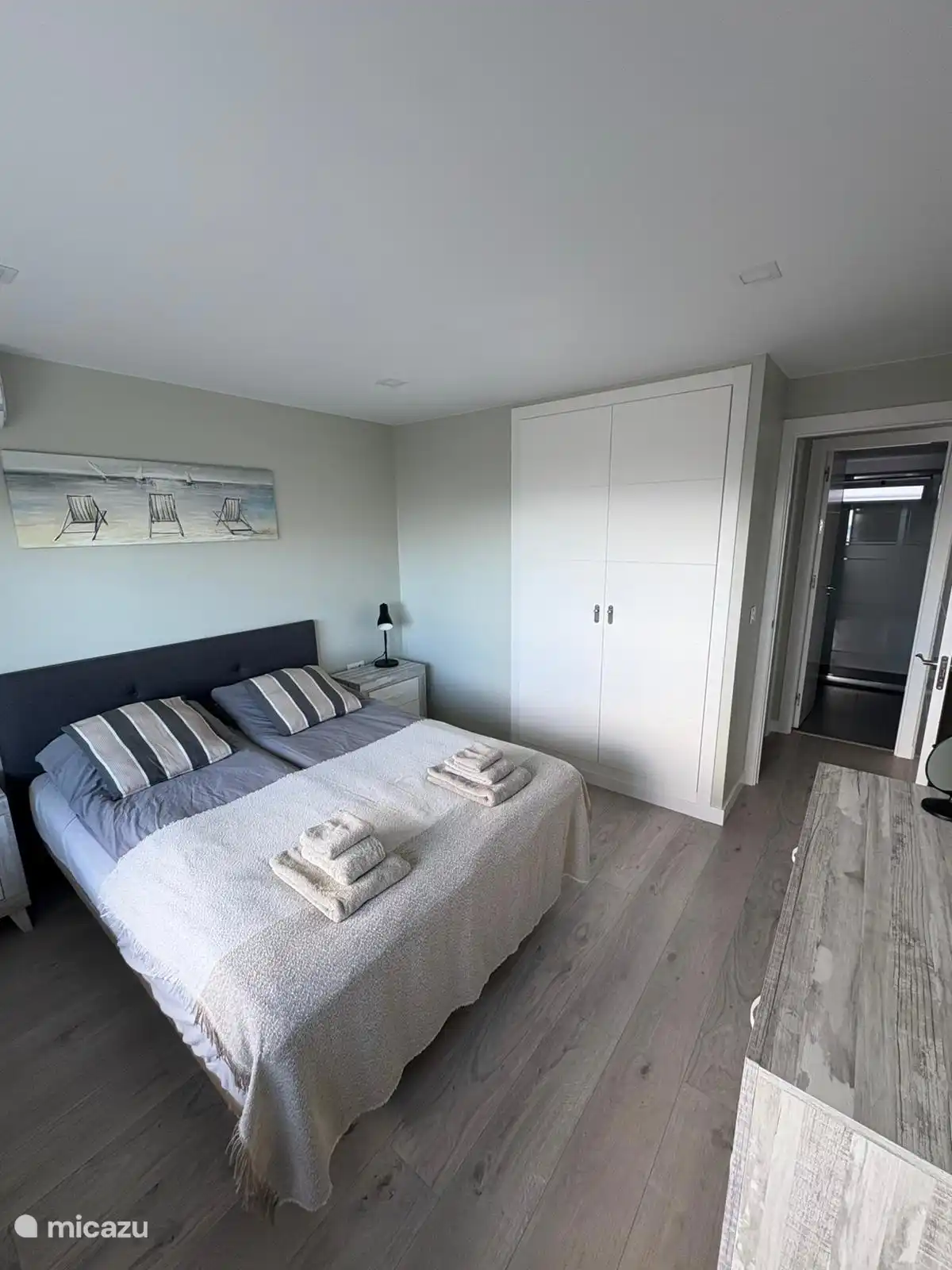 Dormitorio grande con armario 