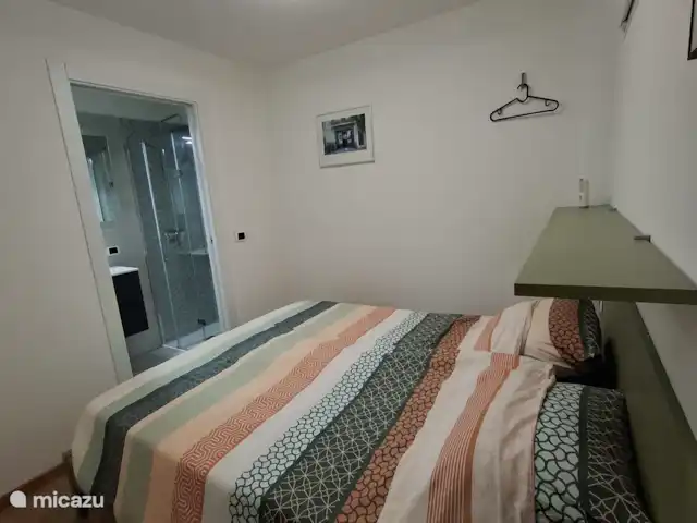 Porto Letizia Apartamento P5 en Italia, Lagos italianos, Porlezza - apartamento Dormitorio 2, con 2 camas individuales. Ventilador encima de la cama.