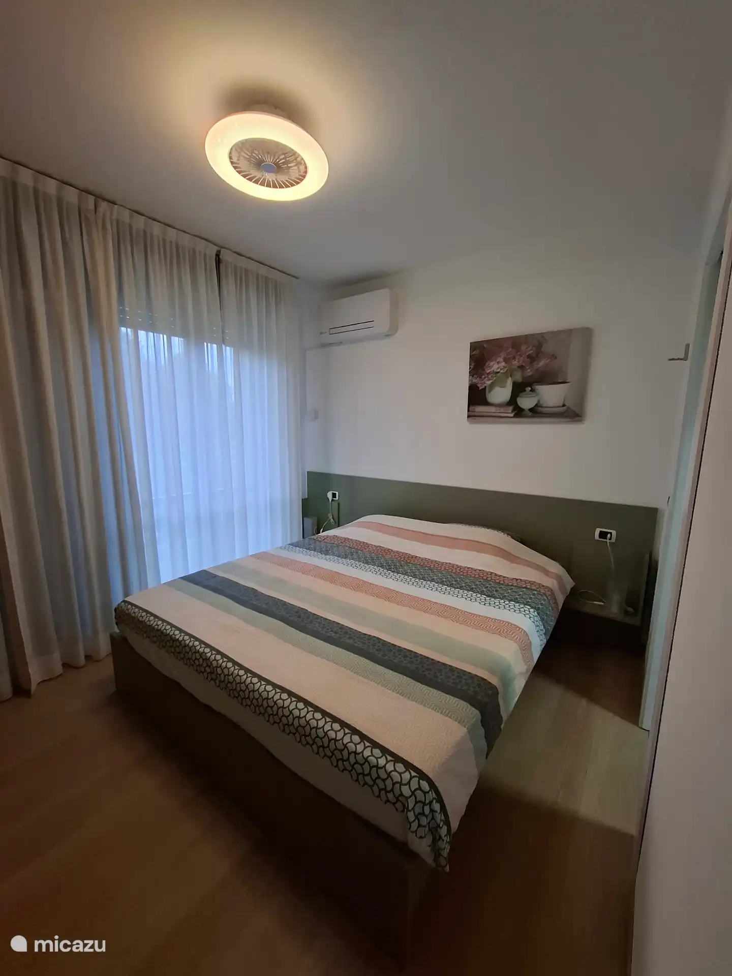 Bedroom 1, with air conditioning&gt; Fan lamp above the bed
