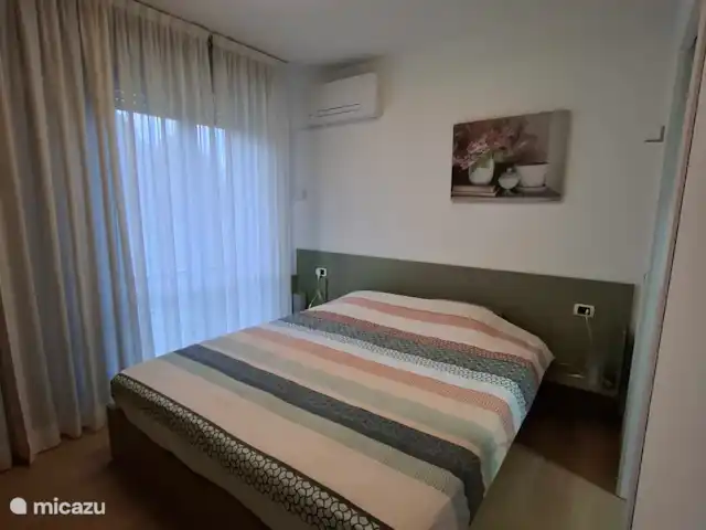 Porto Letizia Apartamento P5 en Italia, Lagos italianos, Porlezza - apartamento Dormitorio 1, con aire acondicionado> Lámpara de ventilador encima de la cama