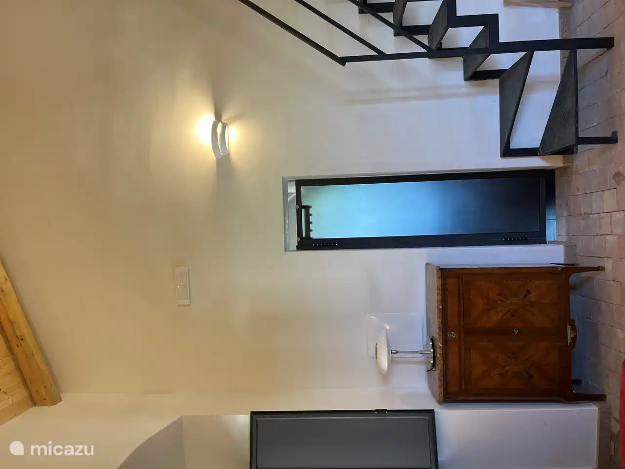 Eingangsbadezimmer mit Bidet, begehbarer Dusche, WC und Waschbecken.