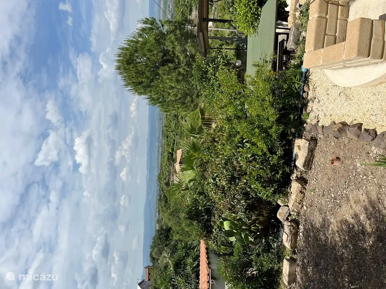 Blick nach Westen, wo sich das Basis-Ferienhaus befindet.