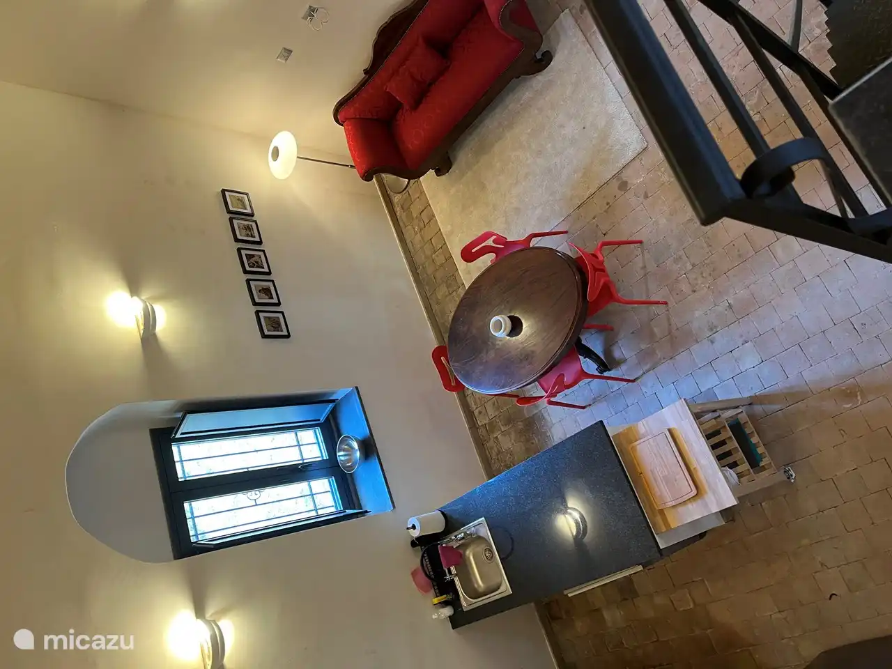 Wohnzimmer mit offener Küche