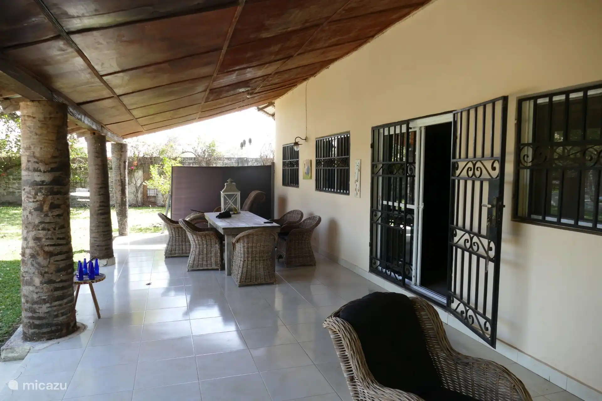 Terrasse mit Vordach, wo Sie eigentlich fast die ganze Woche bleiben, wenn Sie im Haus sind.