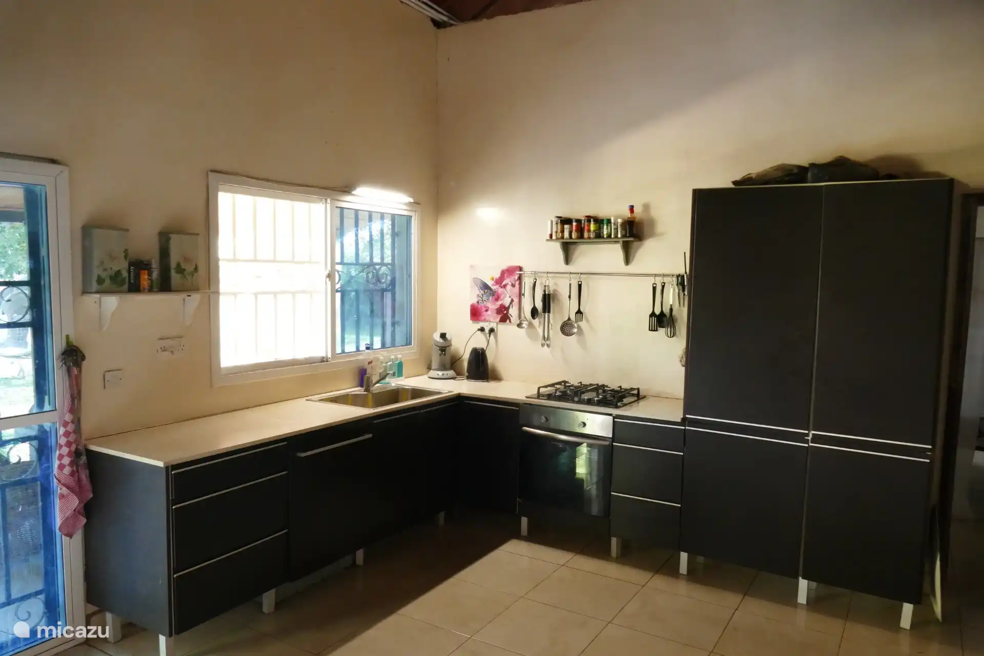 Küche mit den meisten Annehmlichkeiten ausgestattet.