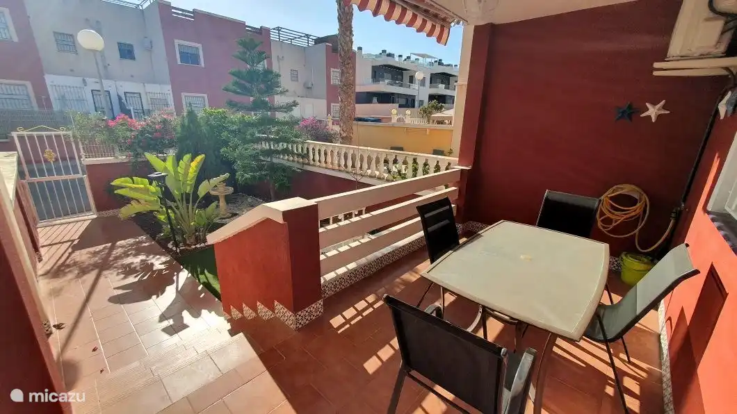 Vorgarten mit überdachter Terrasse.