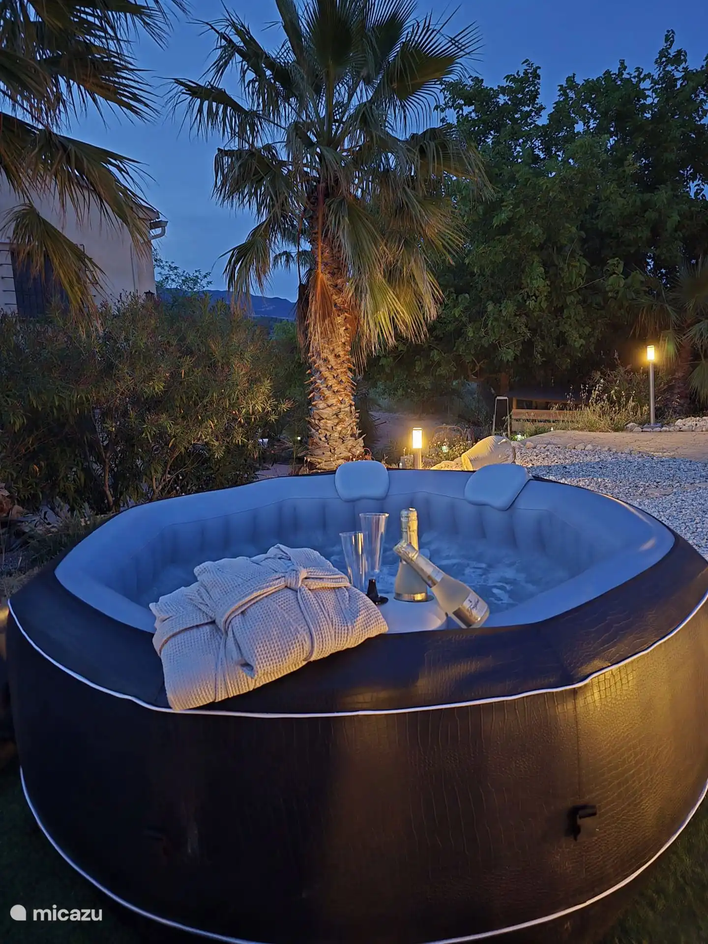 Ein Abend voller Sprudeln mit einem Bademantel und einem Glas Sekt kann gebucht werden. 