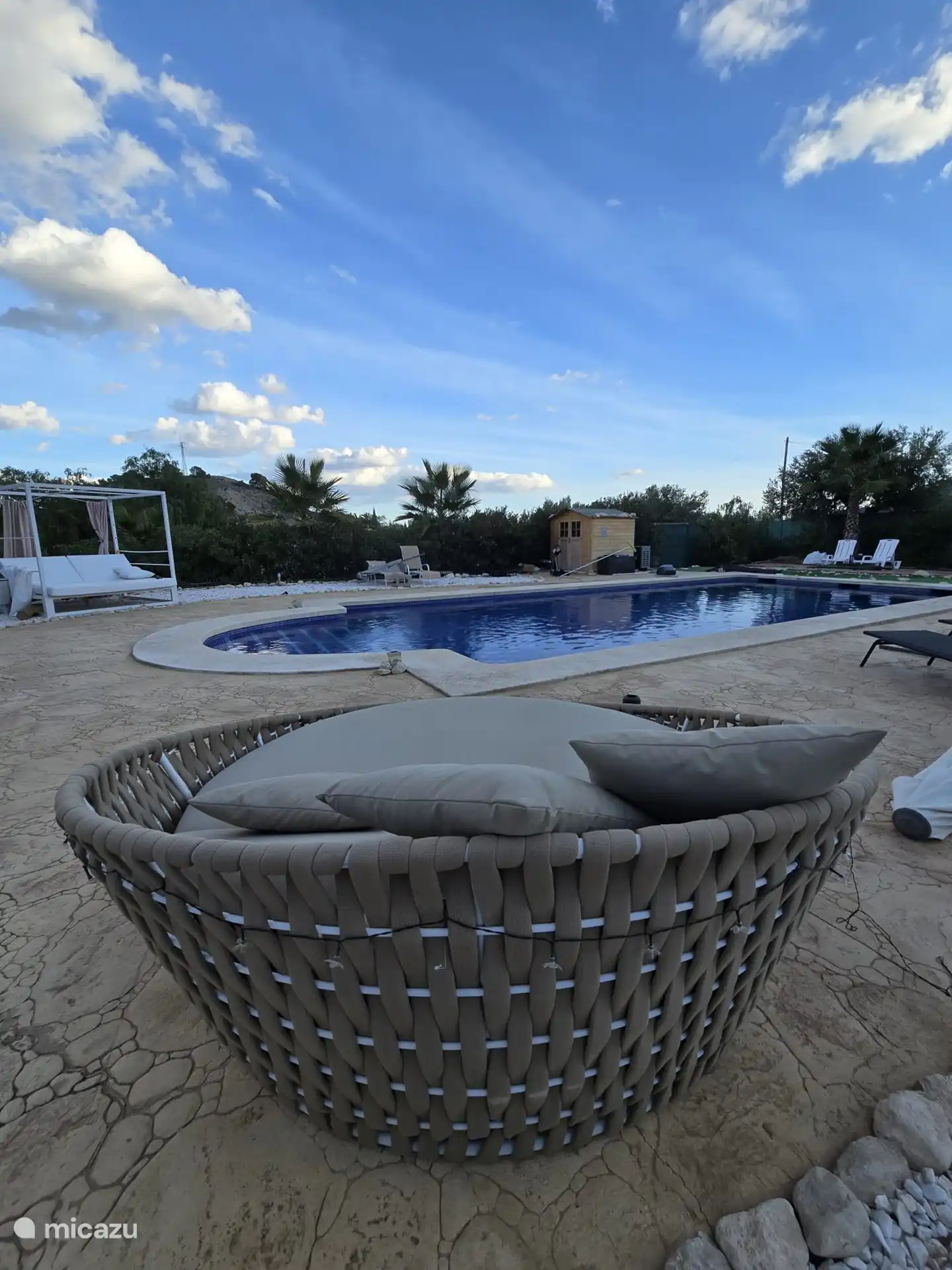 Schöner großer Swimmingpool 