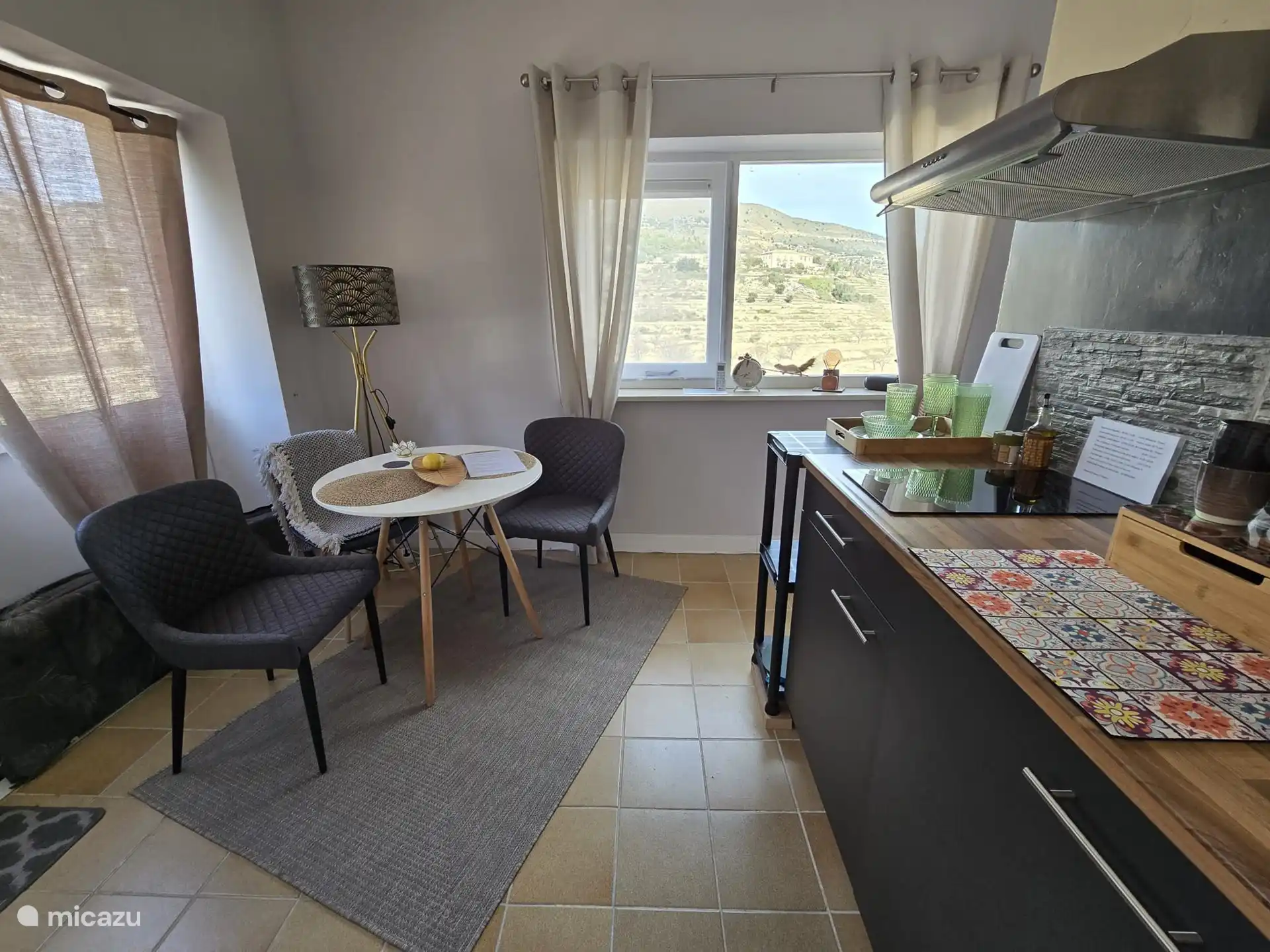 Küche mit allen notwendigen Gegenständen