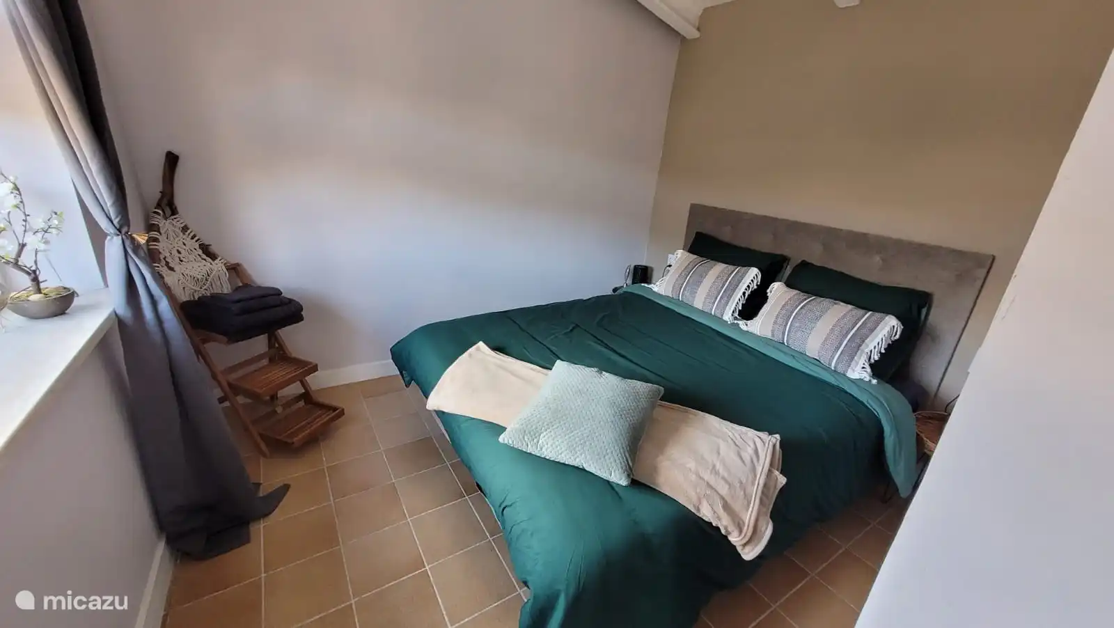 Schlafzimmer mit großem Doppelbett 