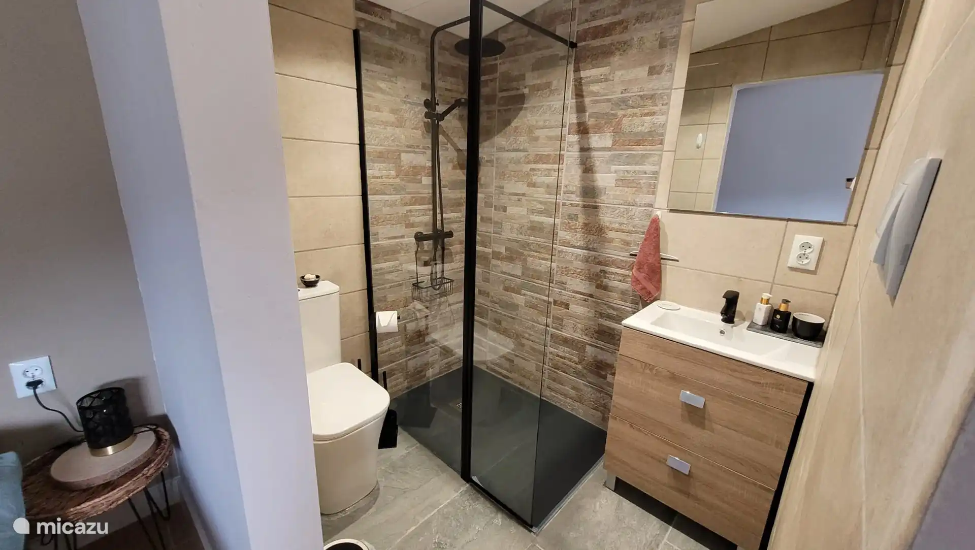 Badezimmer mit Dusche und WC 