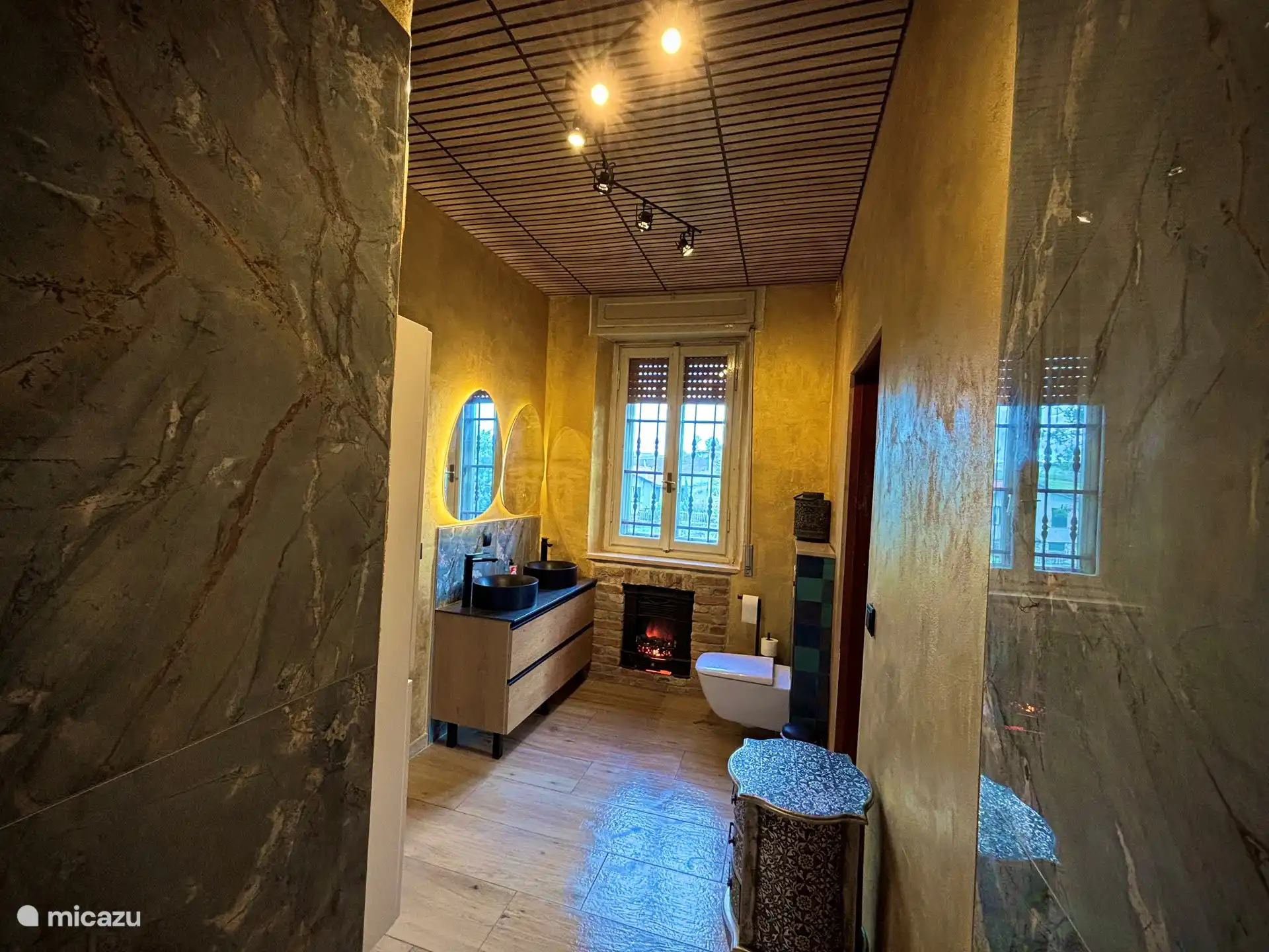 Gemeinschaftsbad für zwei Schlafzimmer 