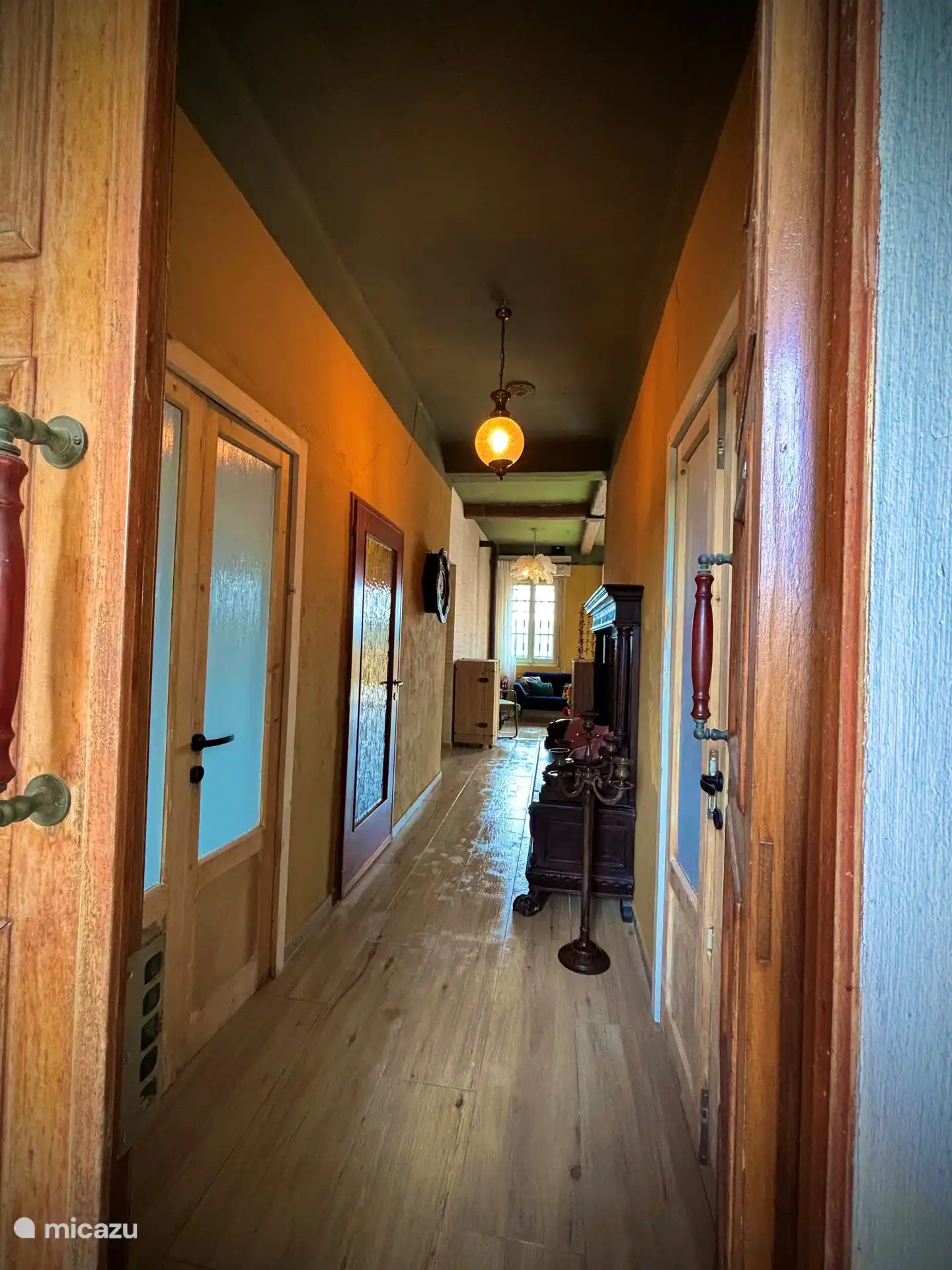 Flur zu allen Schlafzimmern und WC und Bad 