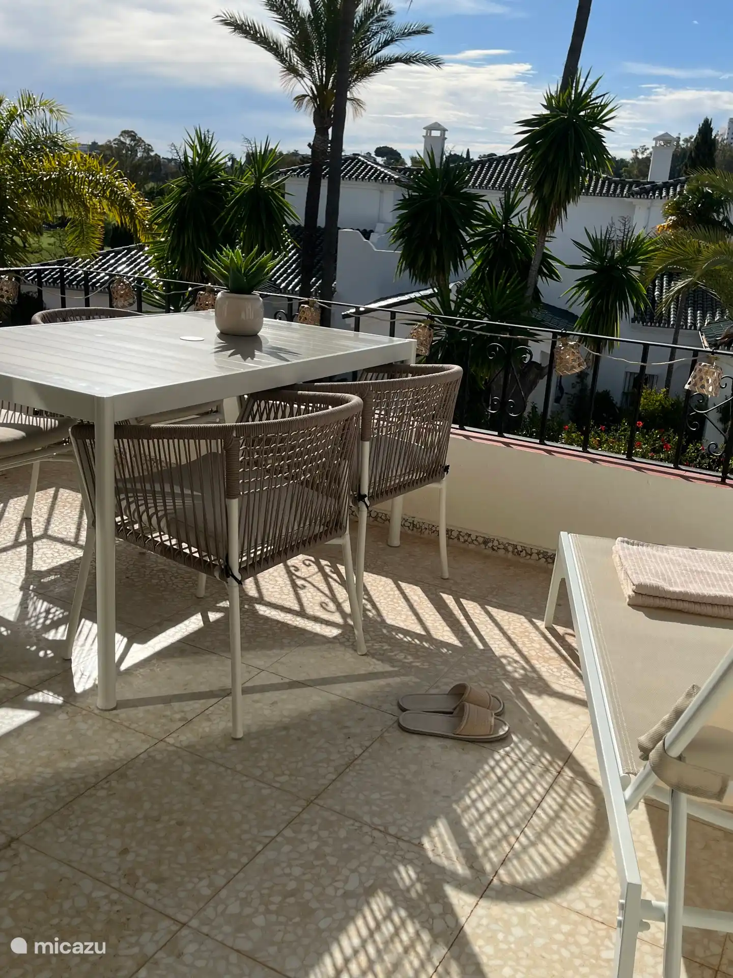 Schöne sonnige Terrasse, ausgestattet mit Markise.