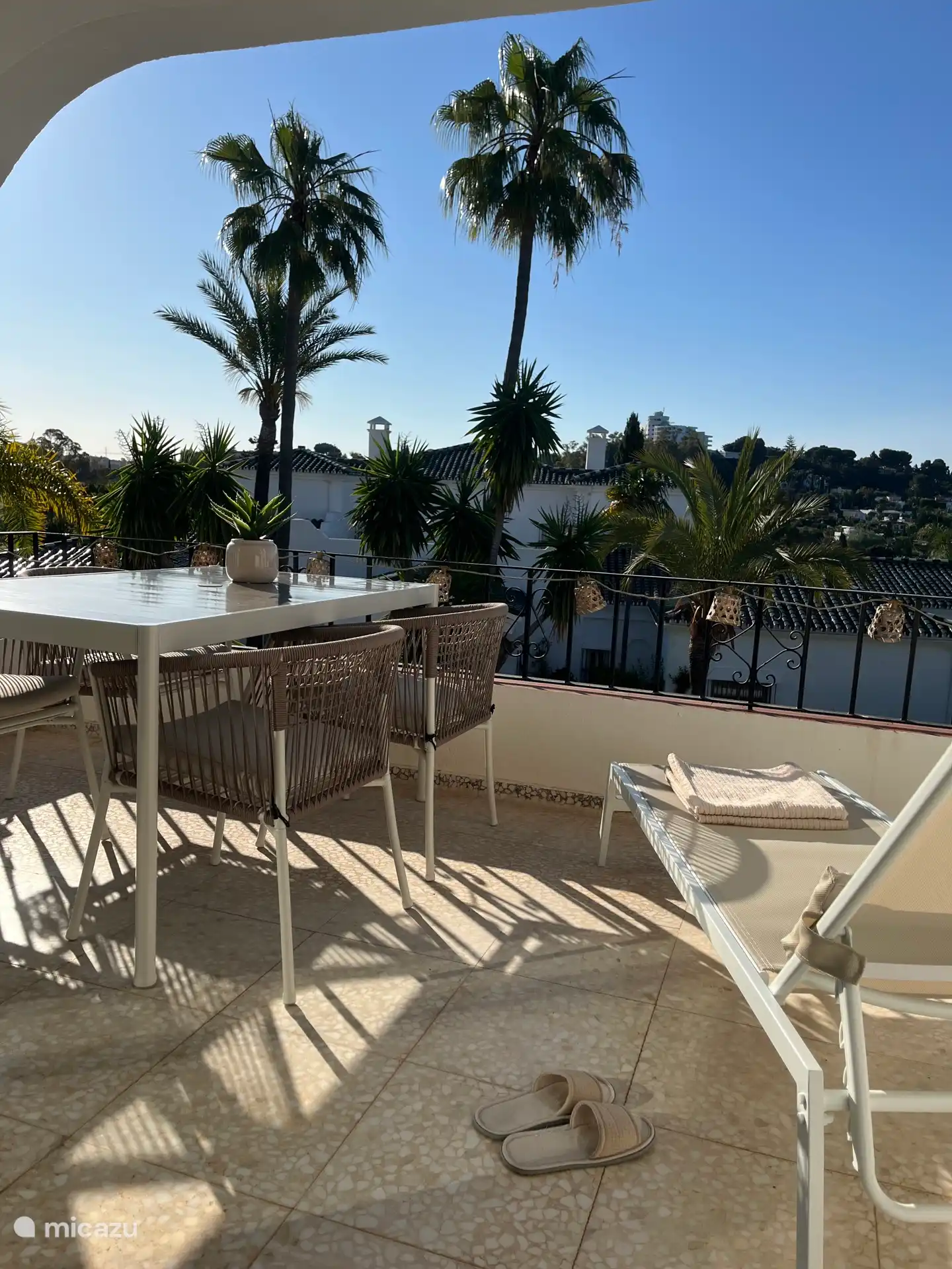 Vor einer Terrasse mit Panoramablick und herrlich aufgehender Morgensonne, um mit Ihrer Tasse Kaffee aufzuwachen 