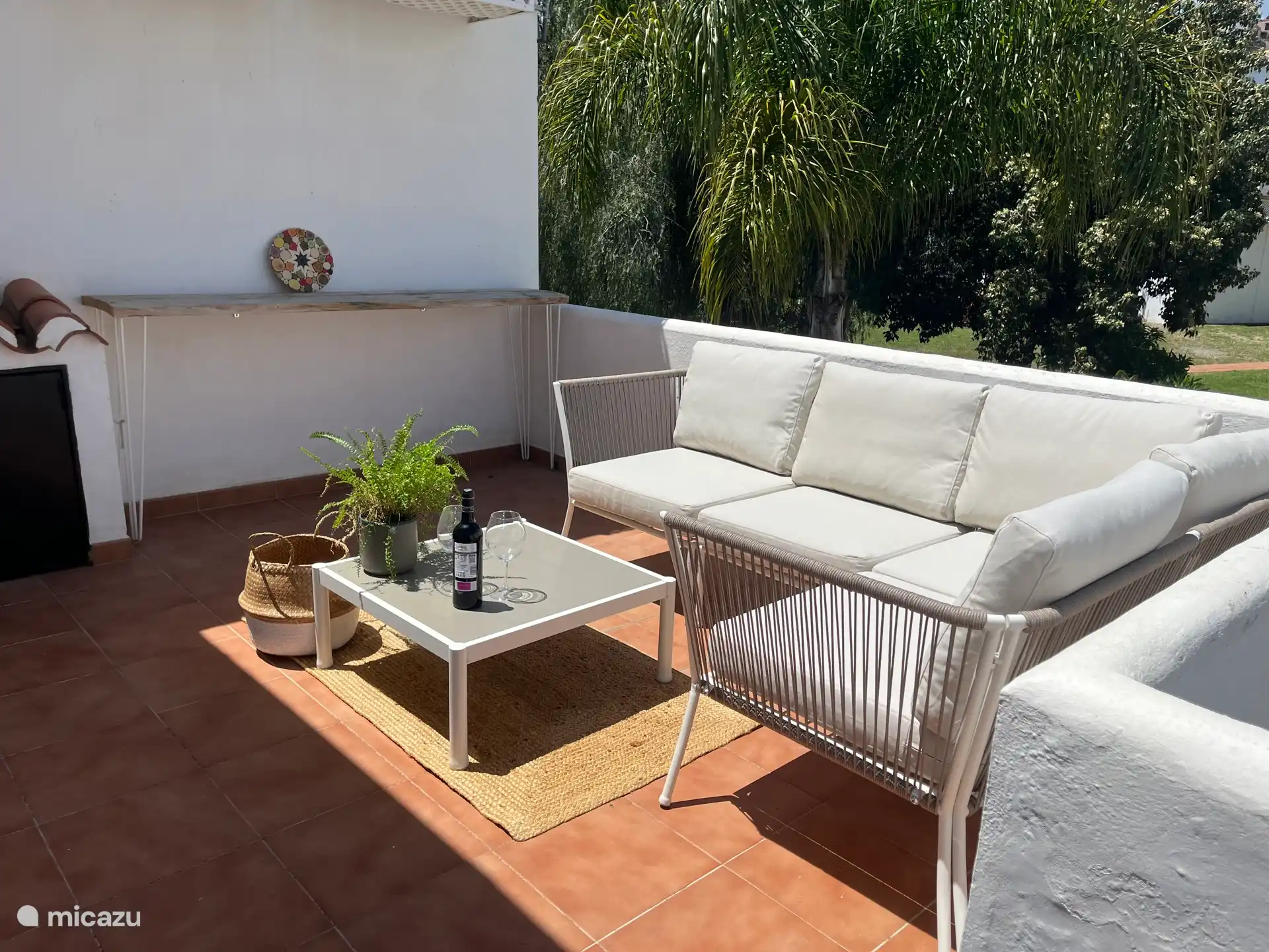 Terrasse mit herrlichem Blick auf Garten und Tal.