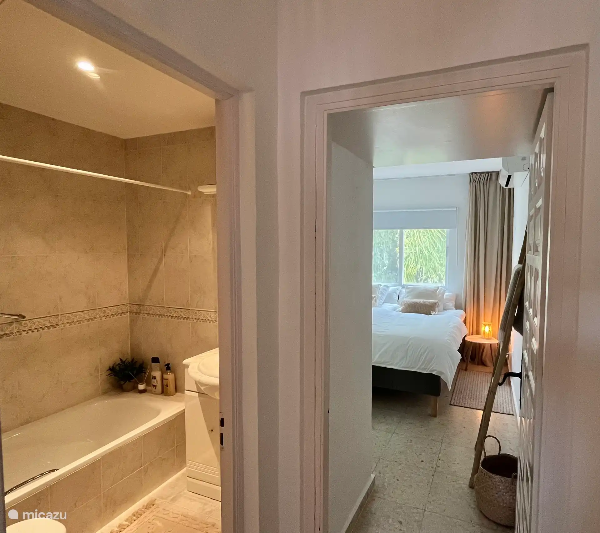 Schlafzimmer 1 mit Bad, Badewanne und WC.