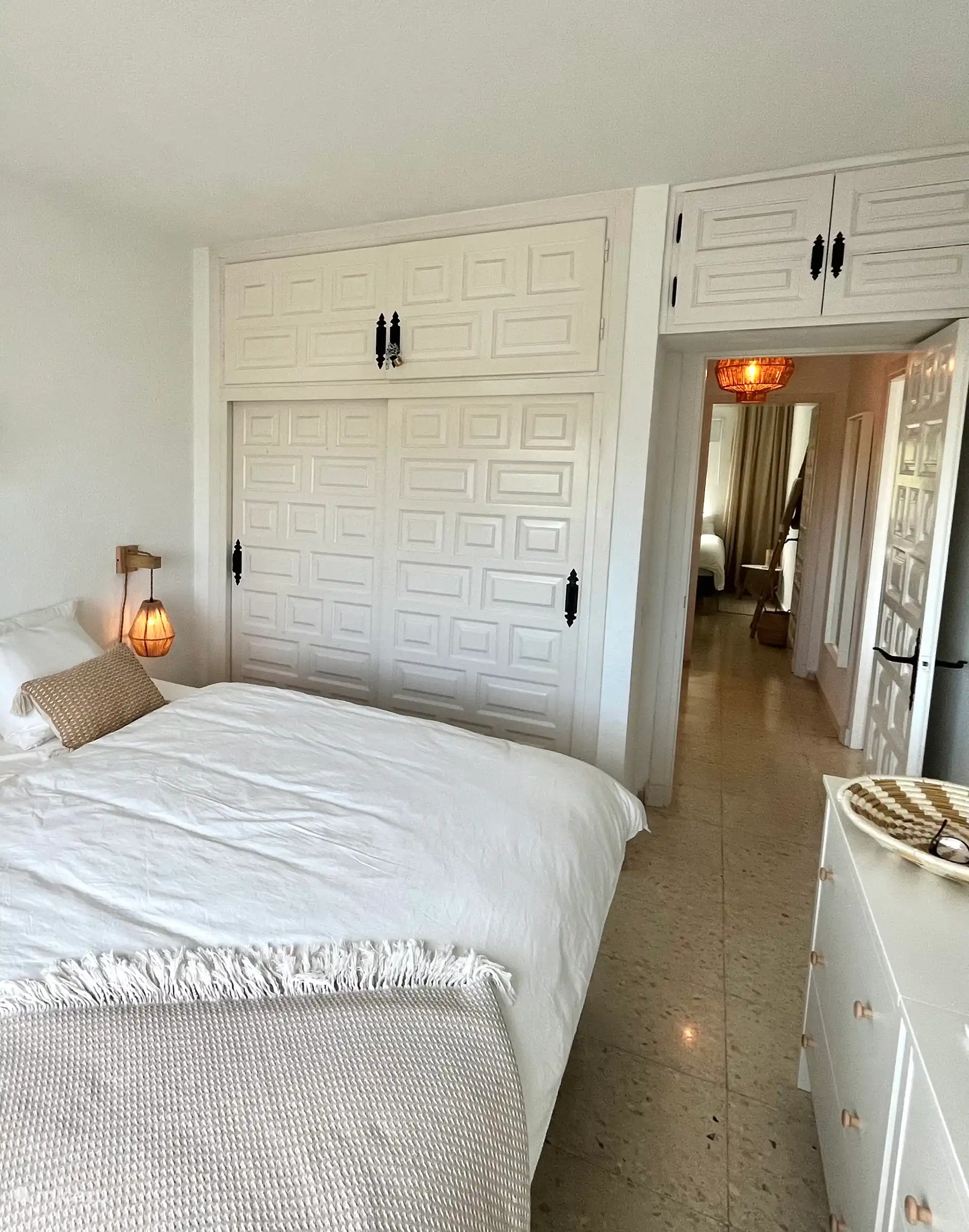 Schlafzimmer 1 mit viel Stauraum.