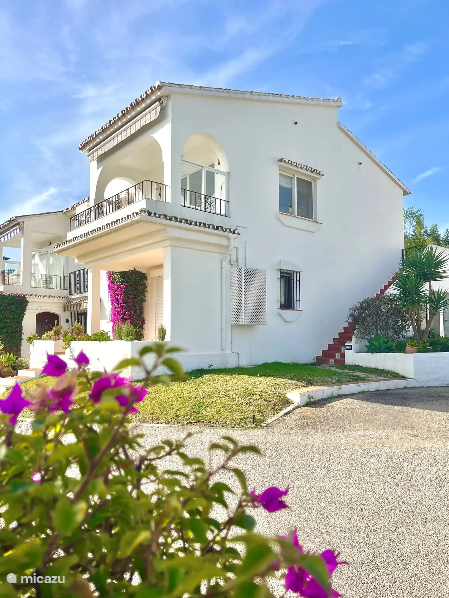 Schöne Panorama-Wohnung im ersten Stock mit schönem Blick auf das Meer und über den Golfplatz und das Tal.
Das Apartment verfügt über einen geräumigen Balkon und eine hintere Terrasse mit einem Lounge-Sofa.