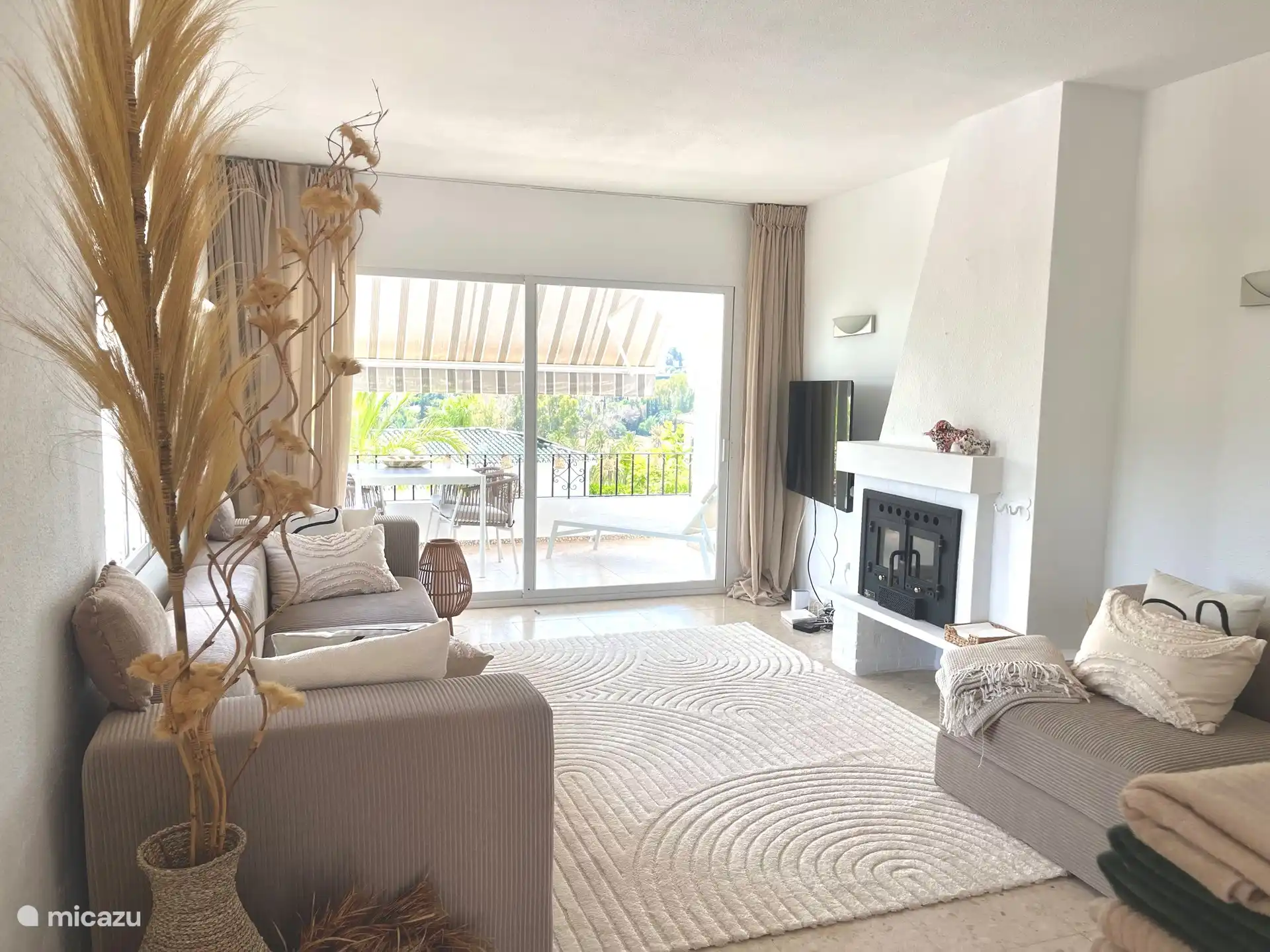 Balkon mit großer Markise.