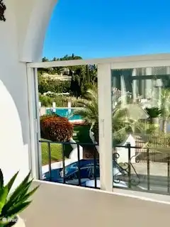 Blick auf Pool und Golfplatz.