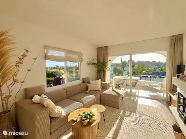 Sehr helles, sonniges Wohnzimmer mit großem Smart-TV mit Chromecast für viele Kanäle.
Und mega schnelles WLAN.
Vom Wohnzimmer aus hat man auch einen Blick auf den schönen Pool.